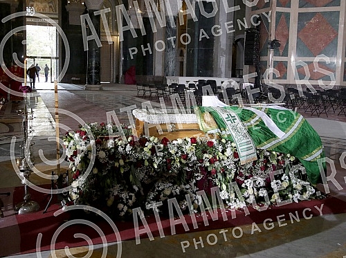 In the Temple of Saint Sava, a coffin with the remains of Patriarch Irinej was placed on a pedestal of flowers.U Hramu Svetog Save na postament od cveca polozen je kovceg sa zemnim ostacima patrijarha Irineja.