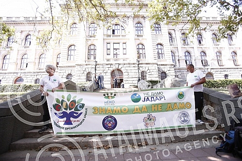 Behind the House of the National Assembly, a press conference was held for the Initiative for Change and the Alliance of Environmental Organizations of Serbia (SEOS) due to the violation of the Law on People's Initiative.Iza Doma Narodne skupstine