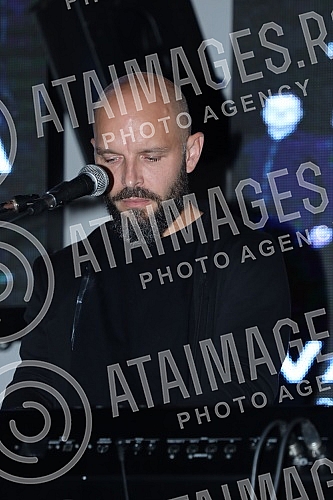 The intimate acoustic concert of the group Vatra was held in BitefArtCafe, and the reason for the same was the new song and upcoming concerts in Belgrade and Novi Sad.Intimni akusticni koncert grupe Vatra odrzan je u BitefArtCafeu,a povod za isti s