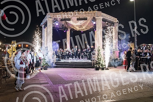 This year's New Year's program of the Public Media Service will be different from the previous ones, due to the coronary virus pandemic and will be broadcast from city squares, not from studios, which is why it is called 