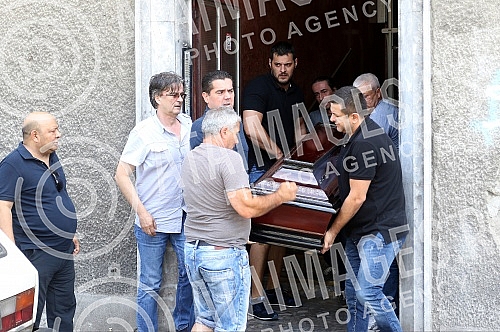 Sinan Sakic, a premature singer, was taken to Loznica from a flat in Belgrade.Preminulog pevaca Sinana Sakica odvoze za Loznicu iz stana u Beogradu