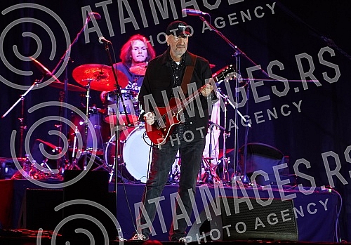 The concert of Vlatko Stefanovski and the V3 trio was held at the Tasmajdan stadium.Koncert  Vlatka Stefanovskog i V3 tria odrzan je na stadionu Tasmajdan. 