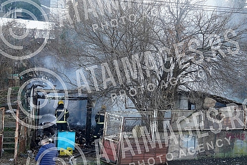 In a large fire that broke out not far from the Belgrade fair, a family house burned to the ground. U velikom pozaru koji je  izbio nedaleko od Beogradskog sajma, do temelja je izgorela porodicna kuca.