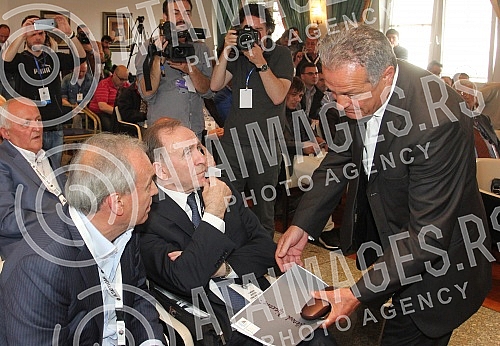 Extraordinary Assembly of Partizan Football Club was held at the Sports Centre Teleoptik. Vanredna skupstina Fudbalskog kluba Partizan odrzana u Sportskom centru Teleoptik. 