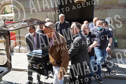 One of the greatest Serbian and Yugoslav singers of popular music, Djordje Marjanovic, was buried in the Alley of Merited Citizens at the New Cemetery.Jedan od najvecih srpskih i jugoslovenskih pevaca zabavne muzike Djordja Marjanovica sahranjen je