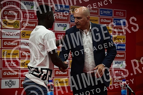 Kings Kangwa, a new reinforcement of FC Red Star for next season, was presented at the Media Center of the Rajko Mitic Stadium.
U Medija centru stadiona Rajko Mitic predstavljen je Kings Kangva, novo pojacanje FK Crvena zvezda za narednu sezonu. Kings Kangwa, a new reinforcement of FC Red Star for next season, was presented at the Media Center of the Rajko Mitic Stadium.
U Medija centru stadiona Rajko Mitic predstavljen je Kings Kangva, novo pojacanje FK Crvena zvezda za narednu sezonu.