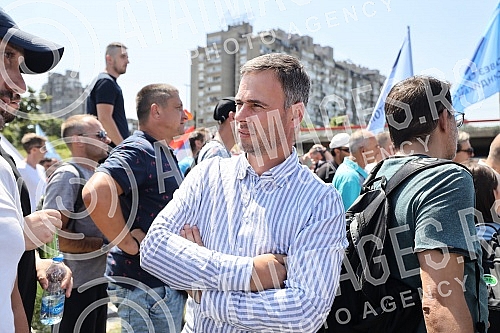 Workers of Kragujevac's Fiat blocked the highway near the Sava Center in Belgrade, as they announced because even after several rounds of negotiations they did not reach a solution with the Government of Serbia and the company on guarantees that ther Workers of Kragujevac's Fiat blocked the highway near the Sava Center in Belgrade, as they announced because even after several rounds of negotiations they did not reach a solution with the Government of Serbia and the company on guarantees that ther