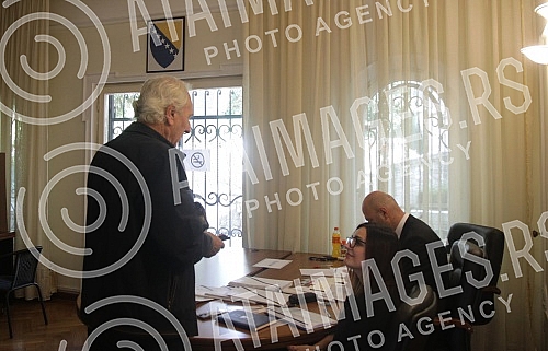 In Belgrade, citizens who have the right to vote vote in the general elections at the embassy of Bosnia and Herzegovina. U Beogradu gradjani koji imaju pravo glasa glasaju na opstim izborima u ambasadi Bosne i Hercegovine.