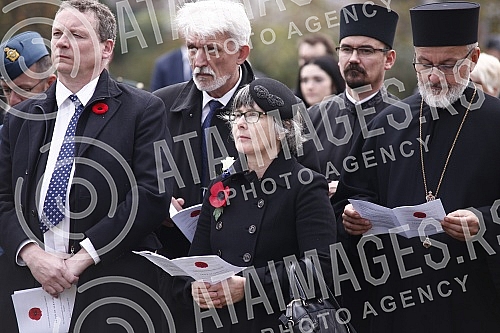 By laying wreaths at the Commonwealth Cemetery, the British Embassy in Serbia marked World War I Armistice Day, and the ceremony was led by British Ambassador Sian MacLeod.
Polaganjem venaca na groblju Komonvelta, ambasada Velike Britanije u Srbiji By laying wreaths at the Commonwealth Cemetery, the British Embassy in Serbia marked World War I Armistice Day, and the ceremony was led by British Ambassador Sian MacLeod.
Polaganjem venaca na groblju Komonvelta, ambasada Velike Britanije u Srbiji