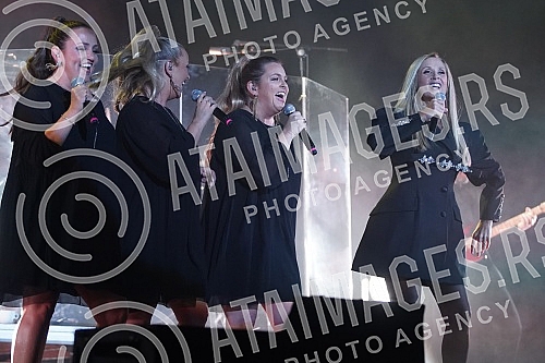 Belgian pop singer Lara Fabian held her first concert in Serbia on the stage of the Stark Arena in the form of a cross section of the biggest hits of her career.Belgijska pop pevacica Lara Fabian odrzala je svoj prvi koncert u Srbiji na sceni Stark