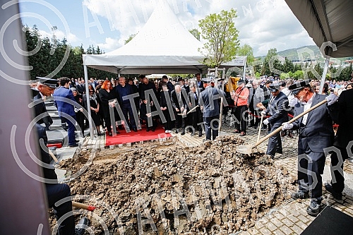  One of the best football players and coaches in Bosnia and Herzegovina ever Ivica Osim was buried in the Alley of the Greats at the Bare City Cemetery in Sarajevo.Jedan od najboljih fudbalera i trenera Bosne i Hercegovine ikada Ivica Osim sahranje