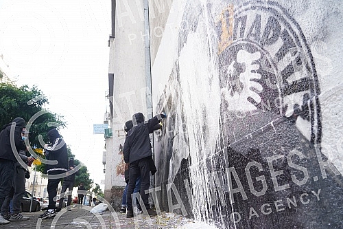 A group of young people gathered on the corner of Njegoseva and Aleksa Nenadovic and started cleaning the mural with the image of Ratko Mladic, on which a bucket of paint was thrown. Grupa mladih se okupila na uglu Njegoseve i Alekse Nenadovica i p