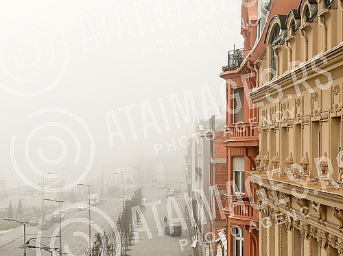 Belgrade has been shrouded in fog for days.Beograd je danima okovan maglom.