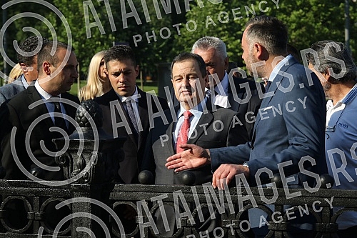 In front of the parliament building, a part of the assembly fence delivered from Northern Macedonia was handed over.
Ispred zgrade parlamenta obavljena je primopredaja dela skupstinske ograde dopremljene iz Severne Makedonije. In front of the parliament building, a part of the assembly fence delivered from Northern Macedonia was handed over.
Ispred zgrade parlamenta obavljena je primopredaja dela skupstinske ograde dopremljene iz Severne Makedonije.