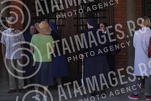 The coffin with the body of Matej Peris arrived at the church of St. Anthony, where it will be exhibited, citizens who came to say goodbye to him are slowly arriving, and at 5 pm there will be a funeral led by Belgrade Archbishop Stanislav Hocevar.
The coffin with the body of Matej Peris arrived at the church of St. Anthony, where it will be exhibited, citizens who came to say goodbye to him are slowly arriving, and at 5 pm there will be a funeral led by Belgrade Archbishop Stanislav Hocevar.