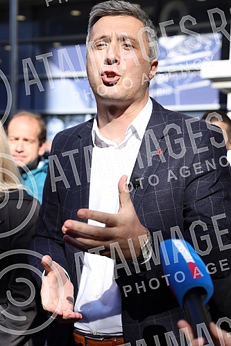 President of the Serbian movement Dveri Bosko Obradovic and environmental activist prof. Dr. Dusko Kuzovic, held a press conference in front of the building of the Radio Television of Serbia, with the topic: 