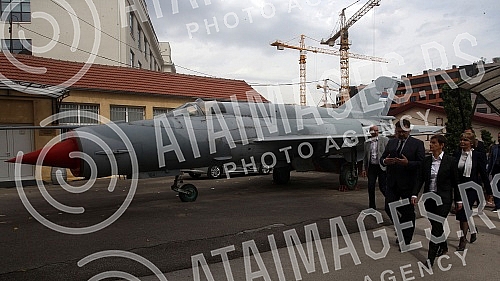 The Prime Minister of the Republic of Serbia, Ana Brnabic, attended the signing of the Memorandum of Cooperation on the development of a dual model of studies in higher education in the building of the Aviation Academy. Predsednica Vlade Republike 