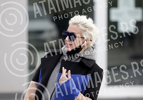 Television presenter Dusica Jakovljevic released from the clinic where she underwent surgery - breast augmentation.Televizijska voditeljka Dusica Jakovljevic izlazi iz klinike gde se podvrgla operaciji - povecanje grudi.