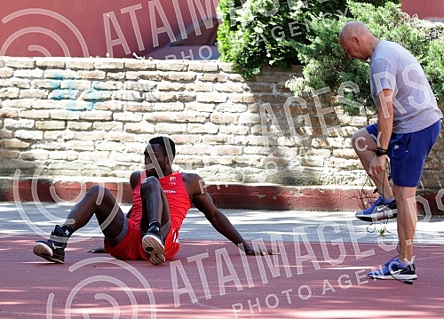 Red Star basketball players are returning to rhythm during training after a two-month break due to coronavirus pandemic. Kosarkasi Crvene zvezde se na treningu vracaju  u ritam posle dvomesecne pauze zbog pandemije korona virusa.