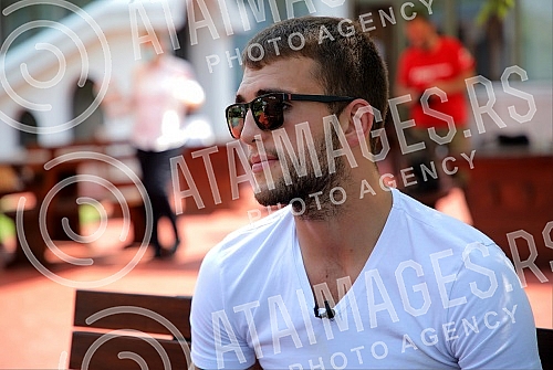Boxer Veljko Raznatovic in the camp on Avala where he trains. Bokser Veljko Raznatovic u kampu na Avali gde trenira.