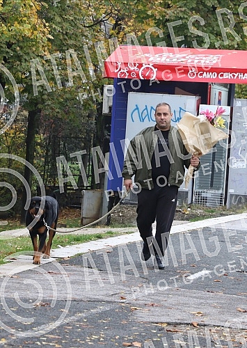 President of the Serbian right Misa Vacic on a walk with his pet Rottweiler Atila. Predsednik Srpske desnice Misa Vacic u setnji sa ljubimcem rotvajlerom Atilom.
