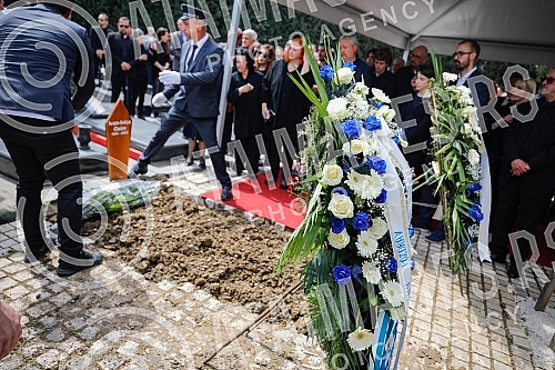 One of the best football players and coaches in Bosnia and Herzegovina ever Ivica Osim was buried in the Alley of the Greats at the Bare City Cemetery in Sarajevo.
Jedan od najboljih fudbalera i trenera Bosne i Hercegovine ikada Ivica Osim sahranje One of the best football players and coaches in Bosnia and Herzegovina ever Ivica Osim was buried in the Alley of the Greats at the Bare City Cemetery in Sarajevo.
Jedan od najboljih fudbalera i trenera Bosne i Hercegovine ikada Ivica Osim sahranje
