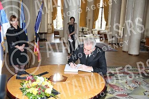 Tomislav Nikolic, predsednik Republike Srbije upisuje se u knjigu zalosti u ambasadi Republike Francuske povodom trodnevne zalosti i teroristickih napada u Parizu.