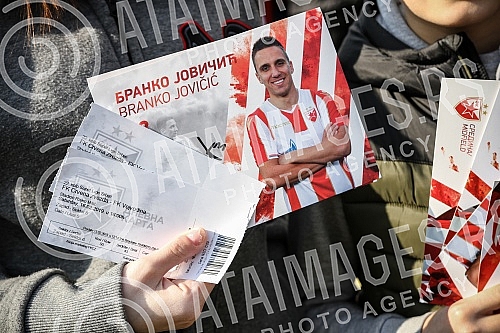 Red Star players have organized clubs with fans prior to the continuation of the Super League season - a tram ride through Belgrade.Fudbaleri Crvene zvezde organizovali su druzenje sa navijacima pred nastavak sezone u Superligi - voznjom tramvajem p
