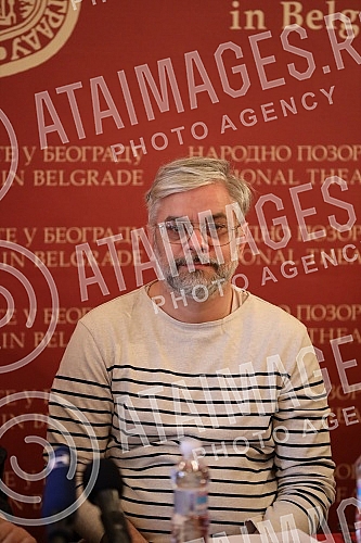 A press conference was held at the National Theater on the occasion of the premiere of the play Orlando by Virginia Woolf, directed by Bojan Djordjev.
U Narodno pozoristu odrzana konferencija za novinare povodom premijere drame Orlando Virdzinije V A press conference was held at the National Theater on the occasion of the premiere of the play Orlando by Virginia Woolf, directed by Bojan Djordjev.
U Narodno pozoristu odrzana konferencija za novinare povodom premijere drame Orlando Virdzinije V