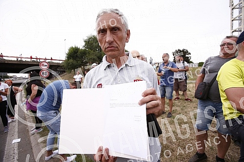 Fiat workers ended the protest and blockade of the highway near the Sava Center shortly after 6 pm, after the agreement that the President of the Republic of Serbia, Aleksandar Vucic, would receive them on Saturday, at 9 am.Radnici Fijata zavrsili