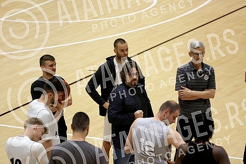 Andrea Trinchieri arrived in Serbia from Italy last night, and with the confirmation of the test at COVID-19, he received approval to be able to move around Serbia and hold trainings for Partizan basketball players, and the first training has already