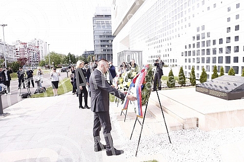 The 23rd anniversary of the bombing of the Embassy of the People's Republic of China in Belgrade in 1999, when three Chinese journalists were killed, was marked in Confucius Street.U  Konfucijevoj ulici obelezavena je 23. godisnjica bombardovanja A