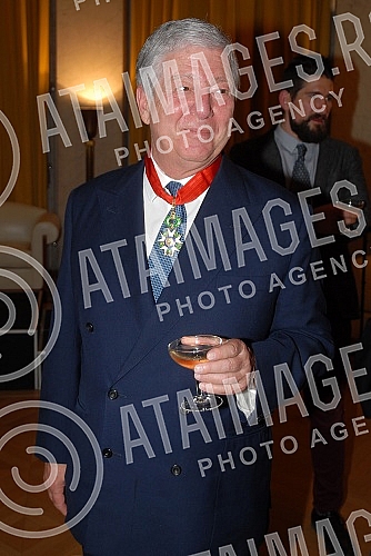 Dekretom predsednika Republike Francuske, Fransoa Olanda, prestolonaslednik Aleksandar Karadjordjevic odlikovan je najvisim francuskim odlikovanjem, ordenom Legije casti u rangu komandira. Orden urucila ambasadorka Republike Francuske u Srbiji Kristi