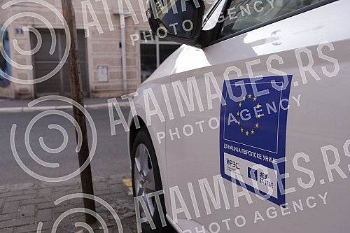 At the Republic Bureau of Statistics, representatives of the EU Delegation to Serbia handed over to the director of the Bureau Miladin Kovacevic the keys to 18 cars donated by the EU.U Republickom zavodu za statistiku predstavnici Delegacije EU u S