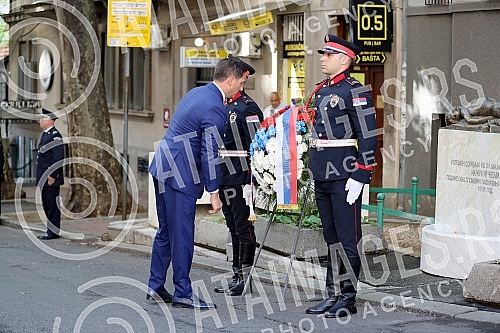 As part of the celebration of Interior Ministry Day and Police Day, a police delegation laid a wreath at the Cukur Fountain, which is of historical importance to the Serbian police, since it clashed with the Turkish army for the first time.
U sklop As part of the celebration of Interior Ministry Day and Police Day, a police delegation laid a wreath at the Cukur Fountain, which is of historical importance to the Serbian police, since it clashed with the Turkish army for the first time.
U sklop
