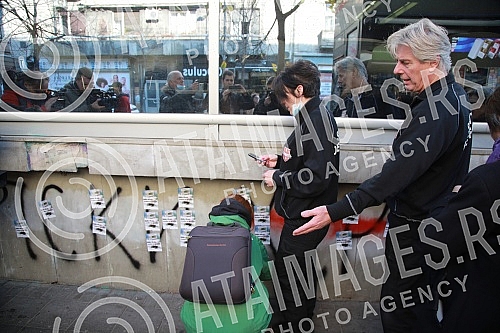 Natasa Kandic and Women in Black pasted graffiti dedicated to Ratko Mladic on the building of the Youth Center.Natasa Kandic i Zene u crnom prelepile su grafit posvecen Ratku Mladicu na zgradi Doma omladine.