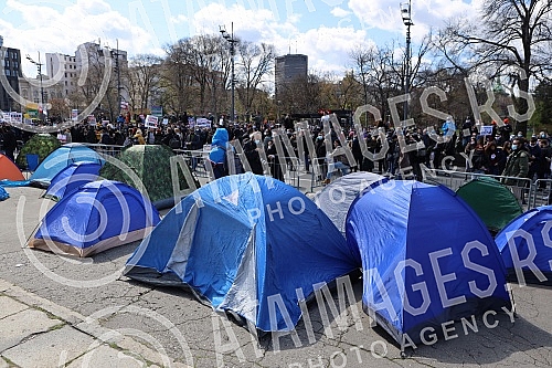 Freelancers protest against the proposal to amend the Law on personal income tax, which was adopted by the Government in front of the National assembly of Serbia.
Protest frilensera zbog predloga za izmenu Zakona o porezu na dohodak gradjana koji je Freelancers protest against the proposal to amend the Law on personal income tax, which was adopted by the Government in front of the National assembly of Serbia.
Protest frilensera zbog predloga za izmenu Zakona o porezu na dohodak gradjana koji je