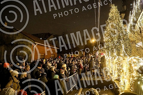 Vuk Tomic from Gostivarska on Vozdovac has been creating a winter fairy tale for 14 years in a row, embellishing his house more luxuriantly than those in Hollywood films.Vuk Tomic iz Gostivarske na Vozdovcu vec 14 godina zaredom stvara zimsku bajku 