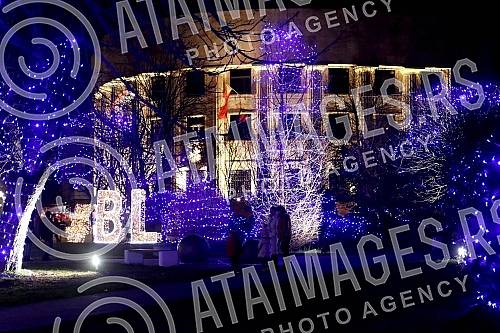 The Banja Luka Winter 2021/2022 event is being held in Petar Kocic Park, and over 100,000 lamps and lanterns have lit up Banja Luka this winter.Manifestacija Banjalucka zima 2021/2022 odrzava se u parku Petar Kocic, a Banjaluku je ove zime osvetlelo 