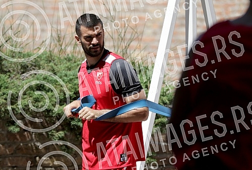 Red Star basketball players are returning to rhythm during training after a two-month break due to coronavirus pandemic. Kosarkasi Crvene zvezde se na treningu vracaju  u ritam posle dvomesecne pauze zbog pandemije korona virusa.