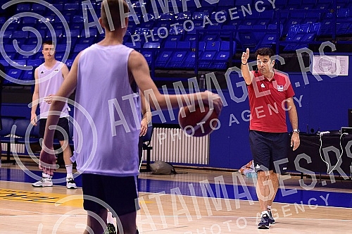 The second day of the Dusan Ivkovic Belgrade Basketball Clinic, organized by the Association of Basketball Coaches of Serbia, is held at the Ranko Zeravica Sports Hall in New Belgrade.Drugi dan Beogradske kosarkaske klinika Dusan Ivkovic u organiza