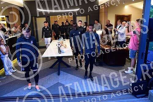 The official promotion of the new set of Nike FK Partizan jerseys for the 2022/23 season was held in the VIP Lounge above the center line of the Partizan stadium.
Svecana promocija nove garniture Nike dresova FK Partizan za sezonu 2022/23 odrzana je The official promotion of the new set of Nike FK Partizan jerseys for the 2022/23 season was held in the VIP Lounge above the center line of the Partizan stadium.
Svecana promocija nove garniture Nike dresova FK Partizan za sezonu 2022/23 odrzana je
