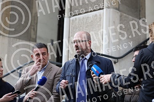 The Ajmo ljudi coalition organized a press conference in front of the Administrative Court on the occasion of the violation of the law by the GIK, which did not decide on the complaints within the legal deadline.Koalicija Ajmo ljudi je organizovala