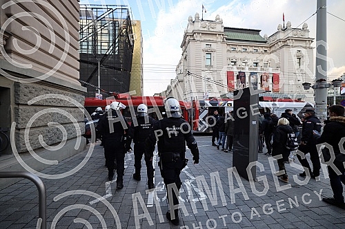 Fans of the Fejenodra football club, which will play the first game of the eighth finals of the League of Conferences against FC Partizan at 6:45 pm at the stadium in Humska, went to the stadium from the Republic Square with police escort.Navijaci 