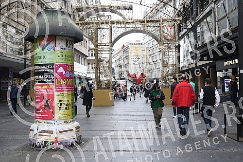 There is a relaxed festive atmosphere on the streets of Belgrade.
Na ulicama Beograda vlada opustena praznicna atmosfera. There is a relaxed festive atmosphere on the streets of Belgrade.
Na ulicama Beograda vlada opustena praznicna atmosfera.