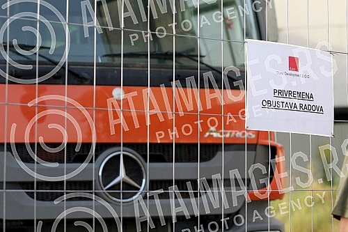 This morning, the Austrian company Drust continued the works in block 37, which angered the residents of the block who took to the streets again.
Austrijska kompanija Drust je jutros nastavila radove u bloku 37, sto je razljutilo stanare bloka koji This morning, the Austrian company Drust continued the works in block 37, which angered the residents of the block who took to the streets again.
Austrijska kompanija Drust je jutros nastavila radove u bloku 37, sto je razljutilo stanare bloka koji