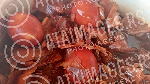 From dark red to orange - onions painted in onions can be of different shades and colors, and this healthiest and cheapest way of coloring was once the basic recipe for Easter eggs.Od tamno crvene do narandzaste - jaja bojena u lukovini mogu biti r