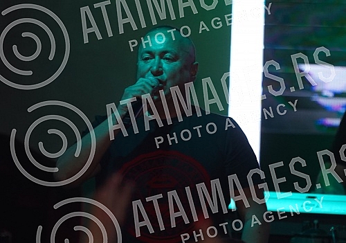 Performance of Radisa Trajkovic - Djani held on raft Na vodi kafana.Nastup Radise Trajkovic - Djani na splavu Na vodi kafana.