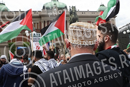 A rally in support of the Palestinian people in Jerusalem was held at the Monument to Prince Mikhail on Republic Square, organized by the Palestinian Diaspora in Serbia. Kod Spomenika knezu Mihailu, na Trg Republike odrzan skup podrske palestinskom