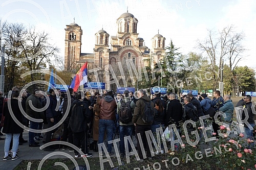 In Tasmajdan Park, People's Party President Vuk Jeremic issued a statement regarding criminal charges against Serbian Prime Minister Ana Brnabic and Ministers Zorana Mihajlovic and Irena Vujovic in connection with plans to open a Rio Tinto lithium mi